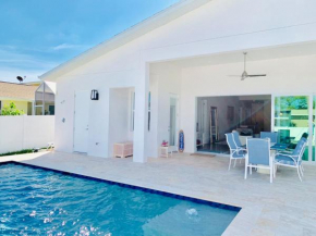 NEW! Perfect Naples - HEATED SALTWATER POOL
